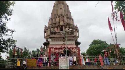 श्रद्धालुओं ने मंदिर में पूजा अर्चना कर मनाया मोहिनी एकादशी का पर्व,, महिलाओ ने उपवास रखकर मांगी मन्नते