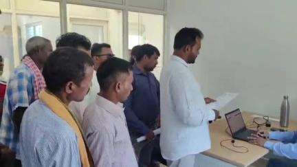 ଦେବଗଡ: ଟ୍ରାନ୍ସଫର୍ମର ପୋଡି ଅନ୍ଧାରରେ ୨ସାହି ବାସିନ୍ଦା,ସମାଧାନ ଦାବିରେ ଦେବଗଡ ଟିପିଡବ୍ଲୁଓଡିଏଲ କାର୍ଯ୍ୟାଳୟରେ ଜିଲ୍ଲା କଂଗ୍ରେସ ପକ୍ଷରୁ ଦାବିପତ୍ର
