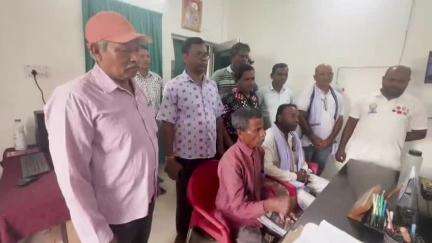 ଦେବଗଡ: ଜିଲ୍ଲାରେ ଶ୍ରମିକଙ୍କ ସମସ୍ୟା ନେଇ ଶ୍ରମିକ ଟ୍ରେଡ ୟୁନିୟନ ପକ୍ଷରୁ ଜିଲ୍ଲା ଶ୍ରମ ଅଧିକାରୀଙ୍କ କାର୍ଯ୍ୟାଳୟରେ ଦାବିପତ୍ର ପ୍ରଦାନ