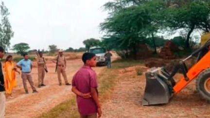 ताखा: ताखा तहसील में श्रावस्ती मॉडल के तहत चलाया गया अतिक्रमण हटाओ अभियान