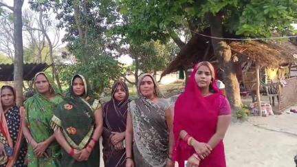 मिल्कीपुर: बोड़ेपुर अहिरन का पुरवा में गांव के नजदीक मुर्गी फार्म खोलने का महिलाओं ने किया विरोध