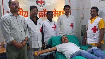 दुमका: थैलेसीमिया दिवस पर दुमका में रेड क्रॉस सोसायटी ने रक्तदान शिविर का आयोजन किया