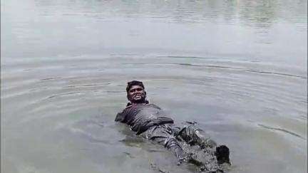 मेहकर: हंडाभर शुद्ध पाण्यासाठी घाटबोरी येथे धरणाच्या गटारात लोटांगण आंदोलन  #jansamasya