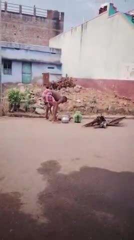கடையநல்லூர்: சாக்கடை நீரில் சோறு பொங்கும் போராட்டத்தில் ஈடுபட்ட மது பிரியரால் பரபரப்பு # local issue