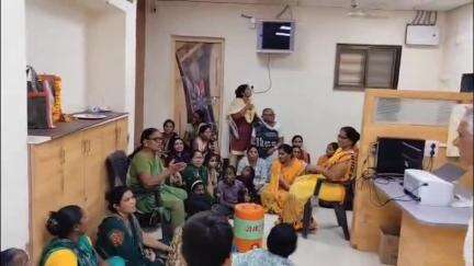 भुसावळ: मातोश्री नगरात वाकलेले पोल, तुटलेल्या तारा दुरुस्त न केल्याने संतप्त महिलांचे महावितरण कार्यालयात ठिय्या आंदोलन !