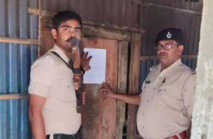 ठाकुरगंज: ठाकुरगंज प्रखंड के गुलशन भिट्टा गांव में फरार अभियुक्त के घर इश्तिहार चस्पा