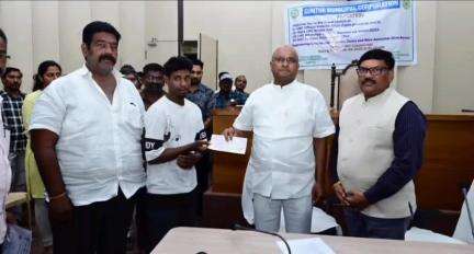 గుంటూరు: కార్మికుల కుటుంబాలకు నగర పాలక సంస్థ అండగా ఉంటుందని పేర్కొన్న నగర మేయర్ కోవెలమూడి రవీంద్ర