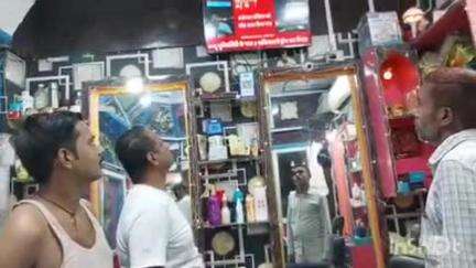 सलेमपुर: सलेमपुर समेत पूरे जिले में लोग भारत-पाक के तनाव को लेकर टीवी पर चिपके, बोले भारत माता की जय #OperationSindoor
