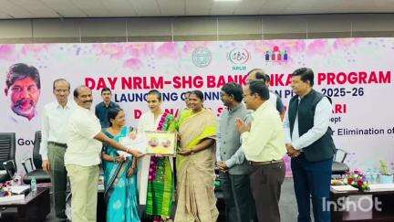 వెంకటాపురం: ములుగు జిల్లా అదనపు కలెక్టర్ సంపత్ రావుకు ఉత్తమ పనితీరు కనబరిచినందుకు అవార్డు అందజేసిన మంత్రి సీతక్క