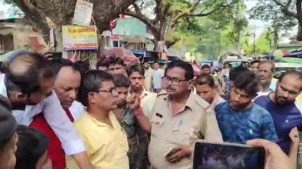 জলঙ্গি: জলঙ্গিতে
অতিরিক্ত ভর্তি ফি আদায়ের অভিযোগ, রাস্তায় বিক্ষোভ ছাত্রছাত্রীদের