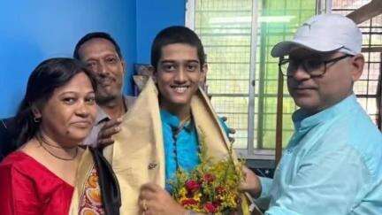 দাঁতন ২: রাজ্যে উচ্চমাধ্যমিকে নবম স্থানাঅধিকারী সাউরির সৌম্যসুন্দর রায়কে সংবর্ধনা বিধায়কের