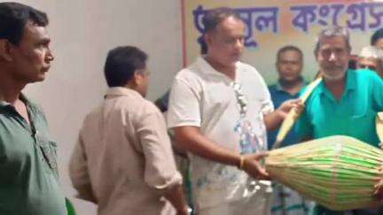 তেহট্ট ২: বারুইপাড়ায় বারুইপাড়া হিন্দু বারোয়ারি কমিটির হাতে তুলে দেওয়া হল খোল, খুশি এলাকাবাসী