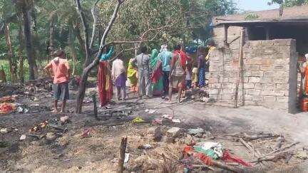 लालगंज: सिरसा वीरन में बुधवार देर रात आग लगने से आधा दर्जन घर जलकर राख, 21 मई को घर में होने वाली थी शादी