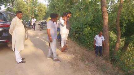 लालगंज: लालगंज थाना क्षेत्र में गंडक बांध के पास अज्ञात शव मिलने से लोगों की भीड़ जुट गई