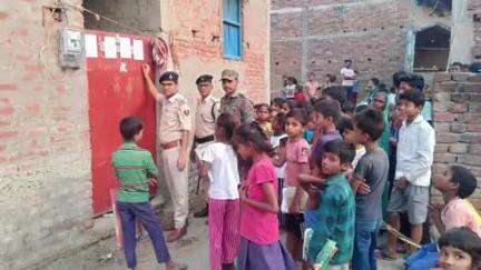 परिहार: सिरसिया गांव में अपहरण मामले में आरोपियों के घर पुलिस ने चिपकाए इश्तेहार
