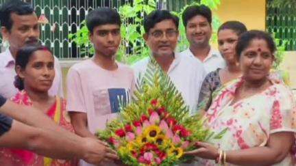 মুর্শিদাবাদ জিয়াগঞ্জ: মুর্শিদাবাদ জিয়াগঞ্জ ব্লকের মাধ্যমিকে প্রথমস্থান অধিকারী ছাত্রকে সংবর্ধনা দিতে
তার বাড়িতে,তৃণমূলনেত্রী শাওনি সিংহ রায়