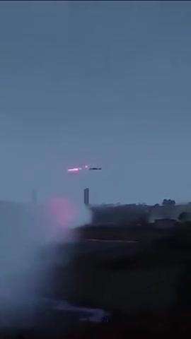 बताया जा रहा है कि ये। पाकिस्तान का Awacs विमान मार गिराया गया है,,सूत्र 
#IndiaPakistanWar
#pakistan