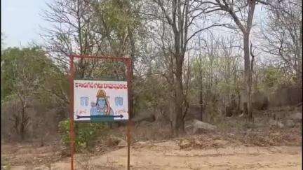 నిజామాబాద్ రూరల్: దర్పల్లిలోని కొండగిరి గుట్ట రామన్న పాదాలు ఆలయాన్ని దర్శించుకున్న నిర్మాణానంద స్వామి