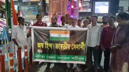 কৃষ্ণনগর ১: ভারতীয় সেনাবাহিনীকে ধন্যবাদ জানিয়ে কৃষ্ণনগর পোস্ট অফিস মোড়ে পথসভা নদিয়া জেলা কংগ্রেস কর্মী ও নেতৃত্বদের