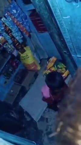 तालबेहट: बार थाना क्षेत्र के सेमरा भाननगर में किराने की दुकान पर नाबालिग किशोर द्वारा अवैध शराब बेचने का वीडियो हुआ वायरल