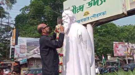 ইংরেজবাজার: সম্প্রীতির বার্তা দিয়ে রবীন্দ্র এভিনিউ এলাকায় রবীন্দ্রনাথ ঠাকুরের জন্ম জয়ন্তী পালন করল ইংলিশ বাজার পৌরসভা
