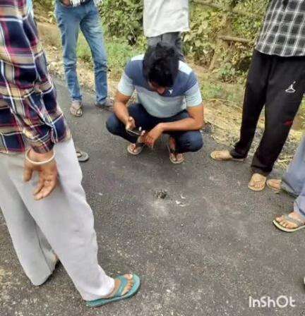 इंदौरा: अटाहड़ा पुल के पास मिले किसी धातु के टुकड़े, फोटो सोशल मीडिया पर हुए वायरल