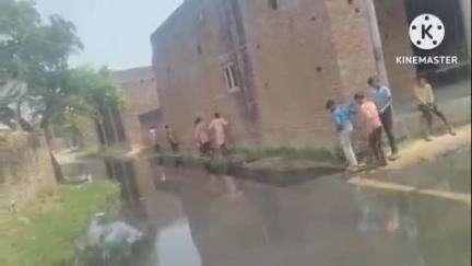 संभल: बरखेड़ा सोनक गांव में काफी लंबे समय से गंदगी का पानी रुका हुआ है ग्रामीणों ने एकत्रित होकर किया विरोध #jansmsaya