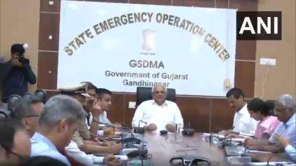 गुजरात के मुख्यमंत्री भूपेंद्र पटेल ने गांधीनगर में राज्य आपातकालीन परिचालन केंद्र में ..#national #uttarpradesh #viral