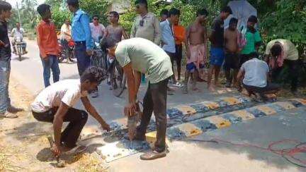 মেদিনীপুর: পাঁচখুরিতে বেপরোয়া পিকআপ ভ্যানের ধাক্কায় আদিবাসী যুবকের মৃত্যুর ঘটনার কথা মাথায় রেখে পাকাপাকি বাম্পার এলাকায়