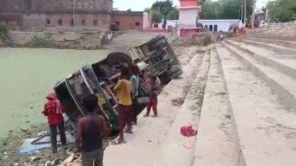 सिकंदरपुर: मांगलिक कार्यक्रम में शामिल होने के लिए बारातियों को लेकर आई बस असंतुलित होकर किला कोहना के पोखरा में पलट गई