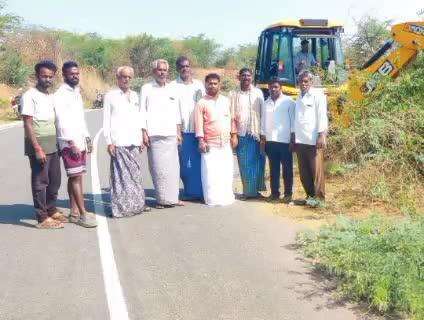 మడకశిర మండలం కల్మర్రి చెరువు కట్ట వద్ద కంప చెట్లు తొలగించిన సర్పంచ్