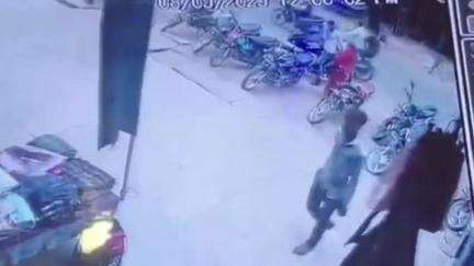 तालबेहट: हीरो एजेंसी के पास दुल्हन साड़ी सेंटर से एक महिला का बैग चोरी करते युवक का वीडियो आया सामने, सोशल मीडिया पर हुआ वायरल