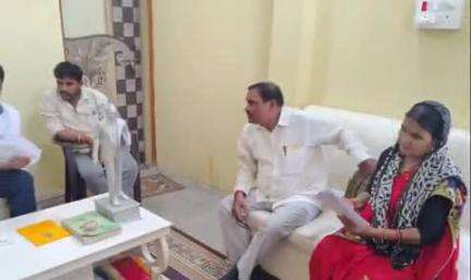 शोहरतगढ़: विधायक विनय वर्मा ने अपने आवास पर आए शिकायतकर्ताओं की समस्याओं को सुनकर किया निस्तारण
