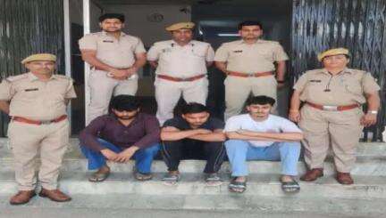 (थाना सदर अलवर)

पार्सल से मंगवाई गई 35 हजार की घडी डिलीवरी बॉय से छीनी 03 आरोपी गिरफ्तार एवं 01 बाल अपचारी निरूद्ध 35 हजार की घडी बरामद।
#rajasthanpolice
