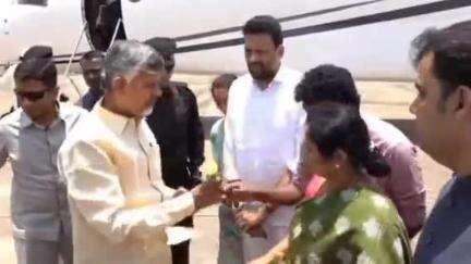 పుట్టపర్తి విమానాశ్రయంలో ముఖ్యమంత్రిని కలసి వినతి పత్రం అందజేసిన మడకశిర ఎమ్మెల్యే ఎంఎస్ రాజు.