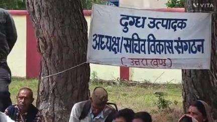 द्वाराहाट: पशु चिकित्सालय द्वाराहाट कार्यालय के बाहर दूनागिरी के लोगों ने दिया धरना, स्थाई पशुधन अधिकारी की नियुक्ति की उठाई मांग