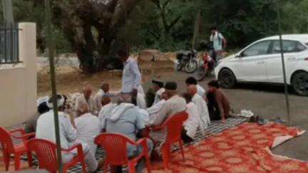 नारनौल: कोरियावास मेडिकल कॉलेज के नाम विवाद को लेकर कॉलेज के गेट पर धरने पर बैठे ग्रामीण