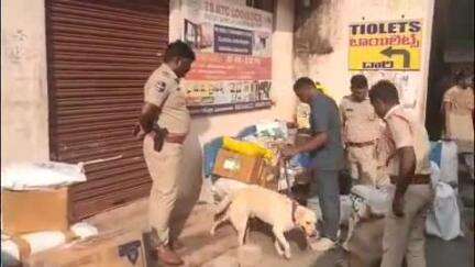 మహబూబాబాద్: ఆపరేషన్ సింధూర్ కార్యక్రమం జరుగుతున్నందున పట్టణంలోని బస్టాండ్ రైల్వే స్టేషన్ పరిసర ప్రాంతాలలోటౌన్ సిఐఆధ్వర్యంలో తనిఖీలు