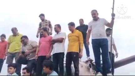 हुज़ूर: भोपाल के बड़े तालाब किनारे सुदर्शन चक्र टैंक पर चढ़कर लोगों ने फहराया तिरंगा,गूंजे वंदे मातरम के नारे #operation sindoor