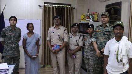 छत्तीसगढ़ कोंडागांव में बड़ी सफलता! 16 लाख के इनामी नक्सली दंपत्ति ने हिंसा का रास्ता छोड़ किया आत्मसमर्पण।