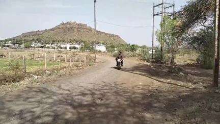 रायसेन: दशहरा मैदान के समीप स्थित मार्ग हुआ जर्जर, लोगों को आवागमन में हो रही परेशानी; कलेक्टर ने नपा को दिए निर्देश #jansamasya