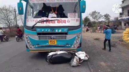हटा: डगेनिया पुल के पास सड़क हादसे में घायल हुए स्कूटी चालक की उपचार के दौरान हुई मौत, हटा थाना पुलिस ने ज़ब्त की बस