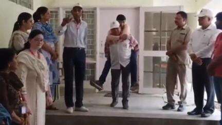 नारनौल: नारनौल के जिला शिक्षा अधिकारी कार्यालय में रेड क्रॉस ने शिक्षकों को युद्ध से निपटने का दिया प्रशिक्षण