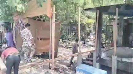 মাথাভাঙা ২: আমতলি নদীর পাশে সরকারি জমির উপর বেআইনি নির্মাণ বন্ধ করল নিশিগঞ্জ ফাঁড়ির পুলিশ