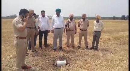ਬਟਾਲਾ: ਬਟਾਲਾ ਦੇ ਪਿੰਡ ਸ਼ਾਹਪੁਰ ਵਿੱਚ ਇੱਕ ਕਿਸਾਨ ਦੇ ਖੇਤਾਂ ਵਿੱਚੋਂ ਮਿਲੀ ਬੰਬ ਨੂਮਾ ਚੀਜ਼ ਦਾ ਹਿੱਸਾ ਪੁਲਿਸ ਕਰ ਰਹੀ ਮਾਮਲੇ ਦੀ ਜਾਂਚ