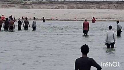 बलिया: दुबहड़ क्षेत्र के श्रीरामपुर गंगा घाट पर स्नान के दौरान युवक डूबा, तलाश जारी