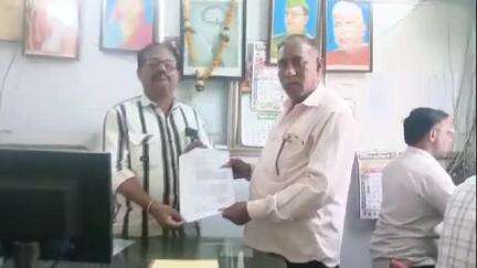 मालेगाव: अशोकनगर येथील बुद्ध विहाराकडे जाणाऱ्या रस्त्यावर अतिक्रमण करणाऱ्यावर कारवाई करा; नागरिकांचे मुख्याधिकारी यांना निवेदन