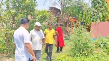 মেদিনীপুর: প্রতি বর্ষাতে নিকাশি সমস্যায় ডোবে বিবেকানন্দনগর 9 নম্বর ওয়ার্ড, নারকেল ফাটিয়ে শুরু হল সমস্যা সমাধানের কাজ