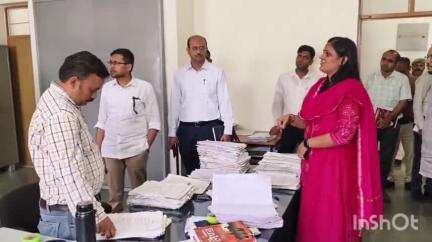 बड़गांव: जिला कलेक्टर नमित मेहता ने बड़गांव उपखंड कार्यालय का किया दौरा, लंबित मामलों की समीक्षा की