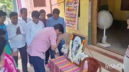 সীমলাপাল: কবিগুরুর প্রতিকৃতিতে মাল্য দান ও পুষ্পার্ঘ্য অর্পণ করে কবিগুরুর জন্ম দিবস পালন করলেন তালডাংরা বিধানসভার বিধায়ক